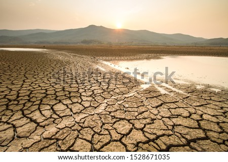 Drying lake effect of extreme weather and heating wave on summer, Climate change and Drought impact  Foto stock © 