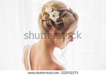 A beautiful brides hairstyle for wedding