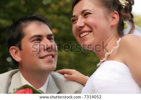 Young married couple posing in the wedding day