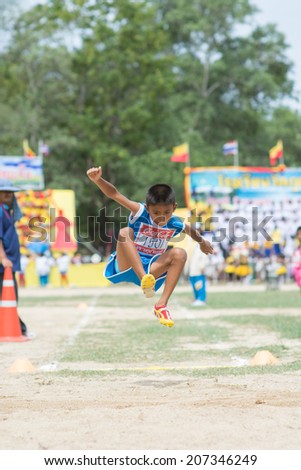 KO SAMUI,SURAT THANI - JULY 23 : Unidentified Thai students 6-18 years old athletes in action during sport day on July 23, 2014 in ko samui, Surat Thani, Thailand.