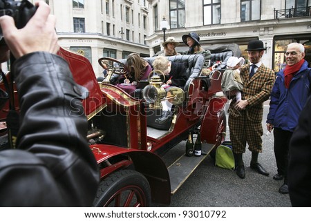 LONDON - NOVEMBER 06: Display of vintage cars, Renault, 1902, on November 06, 2010 in London, UK. Some participants display their old cars in London\'s Regent Street on the day before the Run.