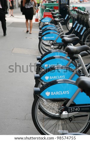 LONDON - AUG 12: Rental bicycles on Aug 12, 2010 in London, UK. London\'s bicycle sharing scheme, launched with 6000 bikes, 400 docking stations on 30 July 2010 to help ease traffic congestion.