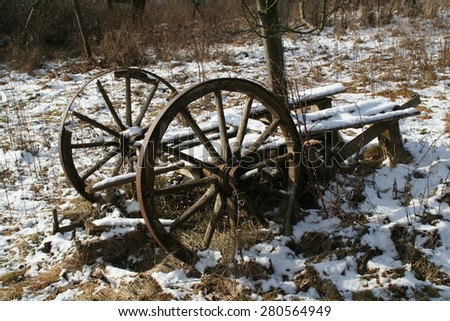 ?ld cart / Old wagon on the snow-covered field.