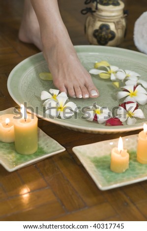 Feet enjoy a relaxing aromatherapy foot spa