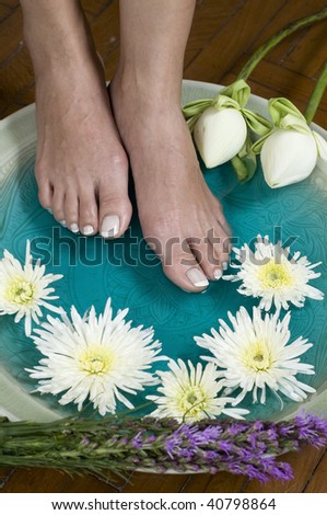 Feet enjoy a relaxing aromatherapy foot spa with Lotus flowers