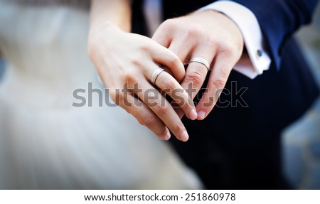Newly wed couple\'s hands with wedding rings