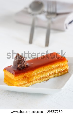 Sponge cake with caramel cover and caramel nut