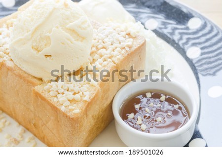 Honey Toast, Consists of bread topped with honey and ice cream