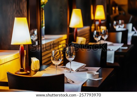Set the table in the restaurant
