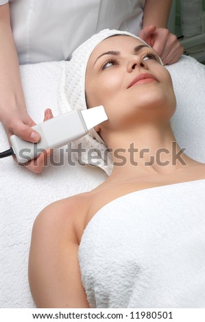 ultrasound skin cleaning at beauty salon