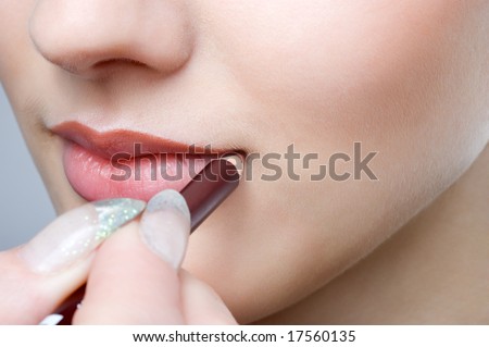 applying lips liner
