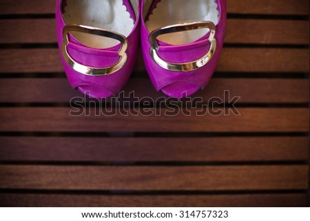 Shoes bride unusual bright crimson, the morning of the wedding day, the fees