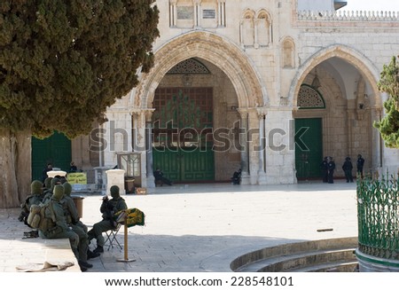 JERUSALEM, ISRAEL - OCT 08: Israeli military security police in front of the entrance of the Al-aqsa mosque on the temple-square in Jerusalem, October 08, 2014 in Israel