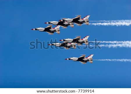 F-16 Thunderbird jets flying in formation