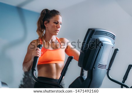 Similar – Foto Bild Frau Übung Elliptical Cardio laufen Training im Fitnessstudio