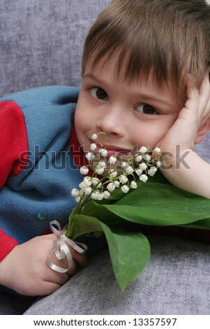 The sight of the boy which holds flowers in hands