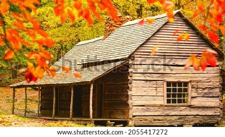 The Noah 'Bud' Ogle Place was a homestead located in the Great Smoky Mountains of Sevier County, in the U.S. state of Tennessee. The homestead presently consists of a cabin, barn, and tub mill built b Imagine de stoc © 