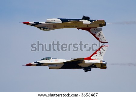 Two army F-16 planes flying together at the airshow