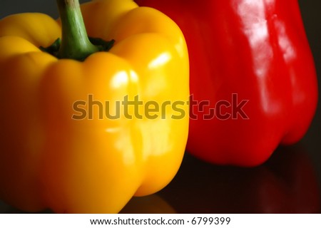 The close up picture of yellow and red paprica