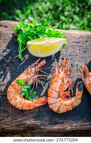 Big grilled shrimps with lemon and parsley