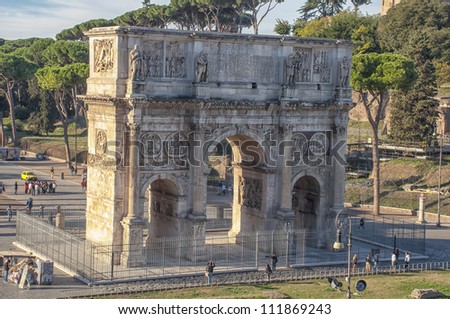 ROME,ITALY-OCTOBER 16:unidentified tourists visit monuments  Arch of Constantine on October 16,2011 in Rome,Italy.The Arch of Constantine was built thanks to the exploitation of earlier buildings.