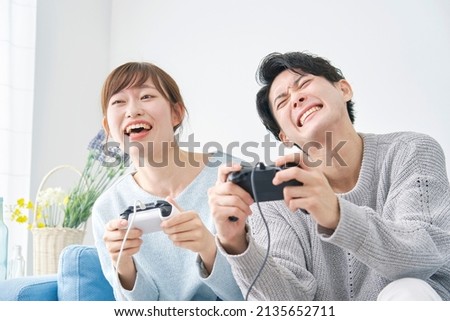 Asian coupe playing video games at home Photo stock © 
