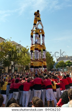 BARCELONA - SEPTEMBER 11: Some unidentified people called Castellers do a Castell or Human Tower, typical tradition in Catalonia, on September 11, 2011 in Barcelona, Spain.