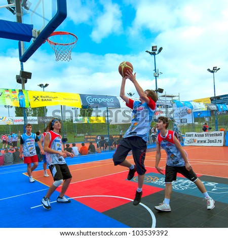 BUCHAREST, ROMANIA - MAY 20: Unknown basketball  players performs during the game Sport Arena Streetball 3x3, Play On (red) vs. Tiki Taka Polit (blue) on May 20, 2012 in Bucharest, Romania