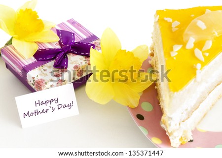 Gift for Mother\'s Day with yellow cake, flowers and message