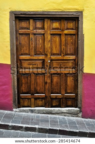 Front of an old mexican house - Colonial style door - Guanajuato Mexico