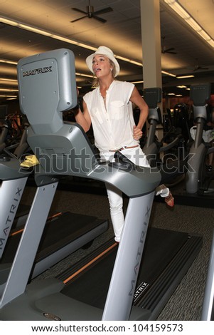 WOODLAND HILLS - JUN 2: LeAnn Rimes at the Grand Opening Celebrity VIP Reception of the FIRST SIGNATURE LA FITNESS CLUB on June 2, 2012 in Woodland Hills, California