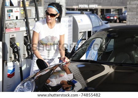MALIBU - FEB 4: Katie Price fills up her car with gas and gets a few soft drinks for her friends on February 4, 2009 in Malibu, California.