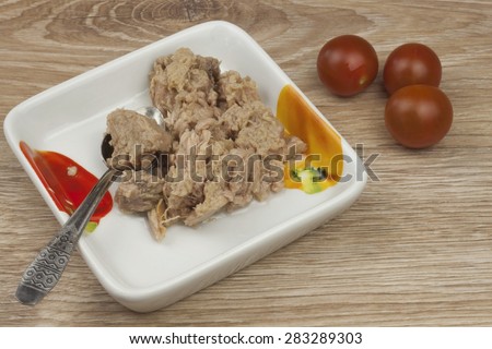 can of tuna, a healthy meal with vegetables, fast food preparation