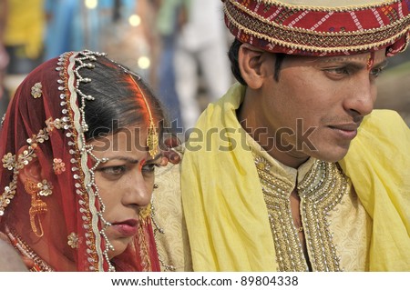 VARANASI, INDIA - NOVEMBER 23: An unidentified couple in a wedding on November 23, 2010 in Varanasi, India. Is traditional to celebrate hindu weddings near Ganges because it is considered a holy river.