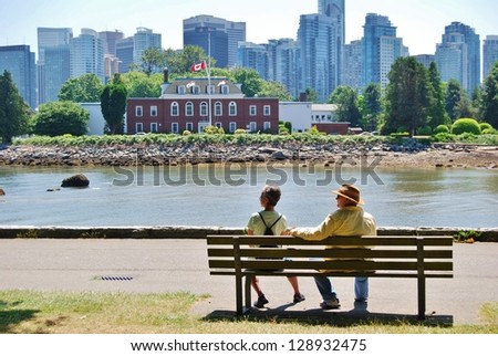 VANCOUVER - JULY 05: People at  Stanley Park  Seawall on July 05, 2008 in Vancouver Canada. Famous seawall where park visitors walk, bike, roll, and fish on the 22 kilometers seawall route.