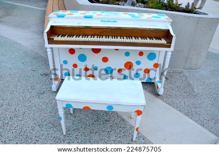 VANCOUVER, CA - JULY 27: White Piano at Vancouver Aquarium on July 27, 2014 in Vancouver, Canada. Music event at Vancouver Aquarium at Stanley Park in Canada
