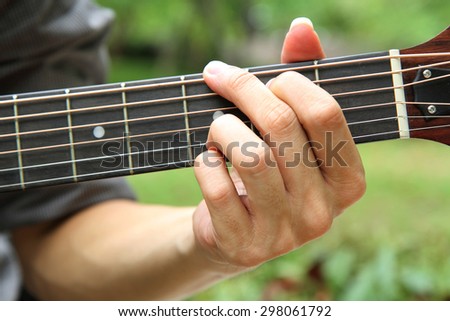 playing guitar chord G / playing guitar in the park