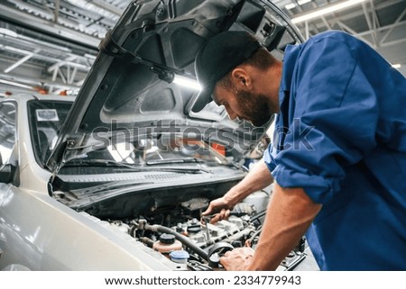 Similar – Foto Bild Automechaniker bei der Arbeit an einem Automotor in einer Autowerkstatt. Reparatur Service. authentische Nahaufnahme Schuss