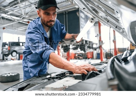 Similar – Foto Bild Automechaniker bei der Arbeit an einem Automotor in einer Autowerkstatt. Reparatur Service. authentische Nahaufnahme Schuss