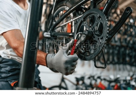 Foto Bild Konzentrierter Mann repariert Fahrrad in Garage