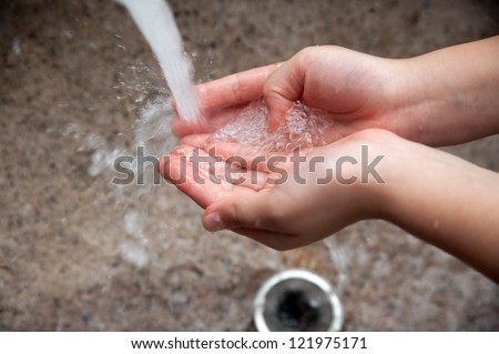 hand catching the water/hand washing