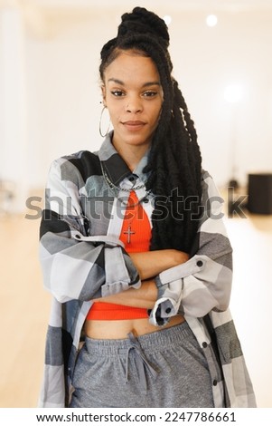 Vertical image of african american female hip hop dancer posing to camera. Dance, rhythm, movement and training concept. Foto stock © 