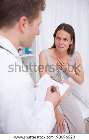 Patient talking to doctor about her symptoms
