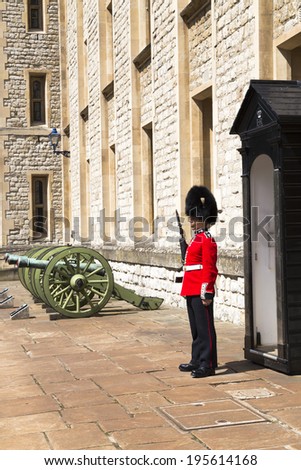 LONDON - MAYO 10: Her Majesty\'s Coldstream Regiment of Foot Guards, also known officially as the Coldstream Guards, performing the Changing of the Guards on mayo 10, 2014 in London, England.