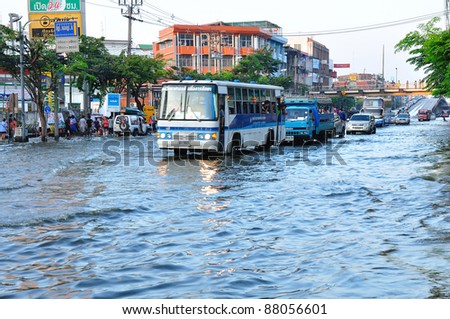 BANGKOK, THAILAND - NOVEMBER 04 : Heavy flooding from monsoon rain in Ayutthaya and north Thailand arriving in Bangkok on November 04,2011 Bangkok, Thailand.At Paholyothin Rd.