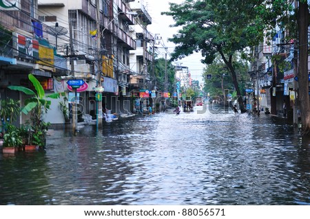 BANGKOK, THAILAND - NOVEMBER 04 : Heavy flooding from monsoon rain in Ayutthaya and north Thailand arriving in Bangkok on November 04,2011 Bangkok, Thailand.At Senanikom 2 Paholyothin Rd.