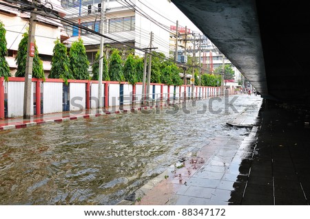 BANGKOK, THAILAND - NOVEMBER 05 : Heavy flooding from monsoon rain in Ayutthaya and north Thailand arriving in Bangkok on November 05,2011 Bangkok, Thailand,At Paholyothin & Ladprao Rd.