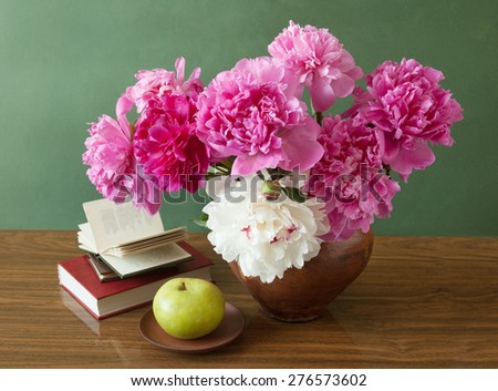 World teacher\'s day (still life with bunch of flowers and books)