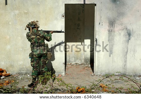Military training combat - Cleaning urban areas - cross a door