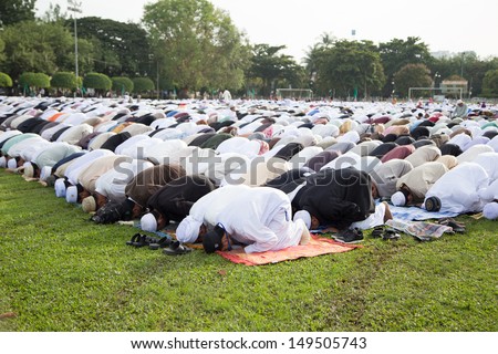 YALA, THAILAND - AUGUST 8 : 5,000 yala thai Muslim male and female pray for Allah Islamic God in Hari Raya Day on Aug 8, 2013 at Yala Youth Center, Thailand